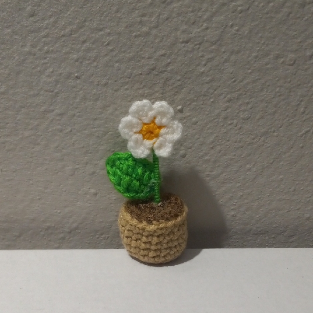 Handcrafted Crochet Flower Pot - White and Green 3"